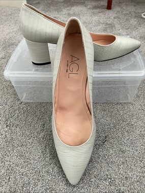 NEW! Glorious AGL Croc-Embossed Pointed Block Heels in Light Cream